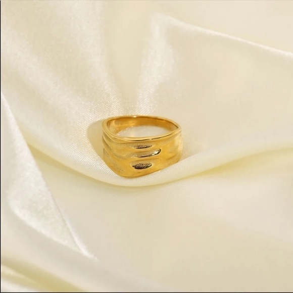 #22 𝅺NEW Minimalist Hammered 18K Gold Plated Ring - Picture 5 of 9